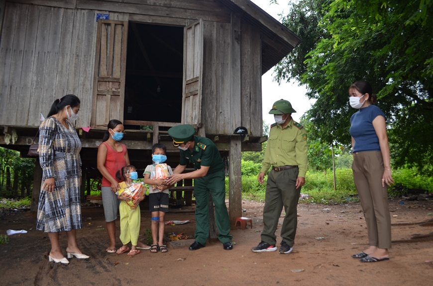 Đại diện các đơn vị đến tặng quà, thăm hỏi các em thiếu nhi có hoàn cảnh đặc biệt khó khăn trong buôn.